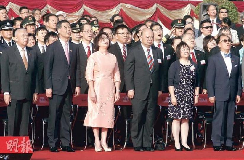 昨早國慶升旗儀式中,前排者為前特首董建華(左起)、現任特首梁振英及其夫人唐青儀、終審法院首席法官馬道立及其夫人袁家寧,以及前特首曾蔭權。曾蔭權與梁振英之間隔着馬道立伉儷。(李紹昌攝) 昨早國慶升旗儀式中,前排者為前特首董建華(左起)、現任特首梁振英及其夫人唐青儀、終審法院首席法官馬道立及其夫人袁家寧,以及前特首曾蔭權。曾蔭權與梁振英之間隔着馬道立伉儷。(李紹昌攝)