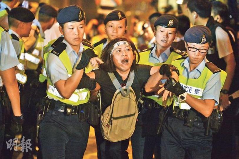 「國殤遊行」隊伍因佔用中環馬路,被警方阻止前進,雙方對峙近4小時後,警方逐一將遊行人士抬回行人路。(鄧宗弘攝) 「國殤遊行」隊伍因佔用中環馬路,被警方阻止前進,雙方對峙近4小時後,警方逐一將遊行人士抬回行人路。(鄧宗弘攝)
