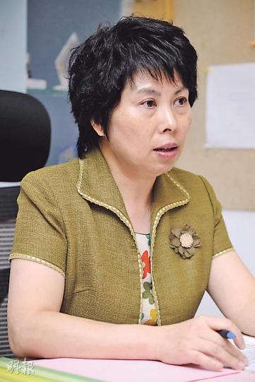 佳寶幼稚園(屯門分校)校長蔣燦華承認,過去一直採「一邊交表面見、一邊取錄」方法招生,但今年排隊情况嚴重,加上昨接到教育局指引,決定調整安排。(葉家豪攝)家長聶太表示,兩歲大長子需於明年入學,即使她腹大便便也曾於9月29日到佳寶幼園霸位,但翌日即作動及誕下幼女;昨午她亦要帶同幼女到場詢問及領取表格才肯離開。(錢瑋琪攝)另一家長鍾太說,因早前有雙非家長率先擺櫈仔在門外,才引發本地家長排隊潮,直言擔心長子的學位會被雙非童「搶走」,無法在區內覓得心儀學校。圖為她昨日已取得申請表。(錢瑋琪攝) 佳寶幼稚園(屯門分校)校長蔣燦華承認,過去一直採「一邊交表面見、一邊取錄」方法招生,但今年排隊情况嚴重,加上昨接到教育局指引,決定調整安排。(葉家豪攝)家長聶太表示,兩歲大長子需於明年入學,即使她腹大便便也曾於9月29日到佳寶幼園霸位,但翌日即作動及誕下幼女;昨午她亦要帶同幼女到場詢問及領取表格才肯離開。(錢瑋琪攝)另一家長鍾太說,因早前有雙非家長率先擺櫈仔在門外,才引發本地家長排隊潮,直言擔心長子的學位會被雙非童「搶走」,無法在區內覓得心儀學校。圖為她昨日已取得申請表。(錢瑋琪攝)