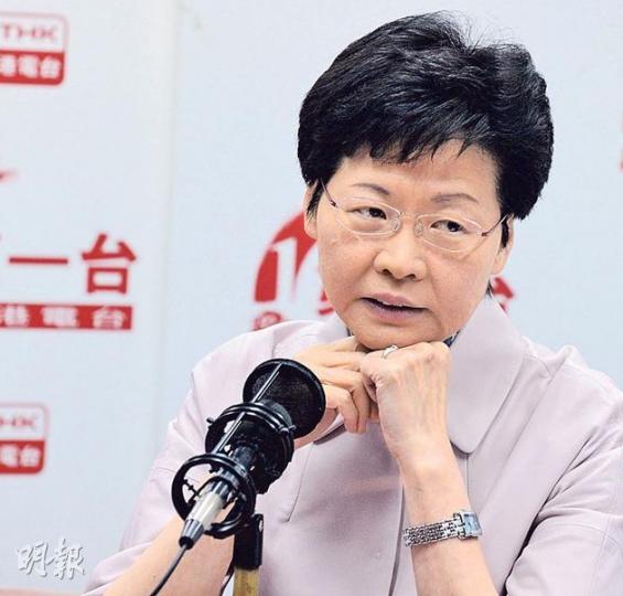 政務司長林鄭月娥昨日出席港台節目時指出,不會硬性訂出減貧指標,擔心會無法協助邊緣貧窮人士,令制度僵化、產生反效果。(劉焌陶攝)民協昨到政府總部示威,民協立法會議員馮檢基(左)批評,政府的扶貧措施無深思貧窮癥結,認為公屋短缺令貧窮家庭面對沉重租金負擔,另由於本港產業單一,發展過分依賴金融地產,結果部分大學生畢業月薪1萬多,一旦結婚生子便跌入貧窮線下,貧窮家庭的脫貧難度亦大增。(李澤彤攝) 政務司長林鄭月娥昨日出席港台節目時指出,不會硬性訂出減貧指標,擔心會無法協助邊緣貧窮人士,令制度僵化、產生反效果。(劉焌陶攝)民協昨到政府總部示威,民協立法會議員馮檢基(左)批評,政府的扶貧措施無深思貧窮癥結,認為公屋短缺令貧窮家庭面對沉重租金負擔,另由於本港產業單一,發展過分依賴金融地產,結果部分大學生畢業月薪1萬多,一旦結婚生子便跌入貧窮線下,貧窮家庭的脫貧難度亦大增。(李澤彤攝)