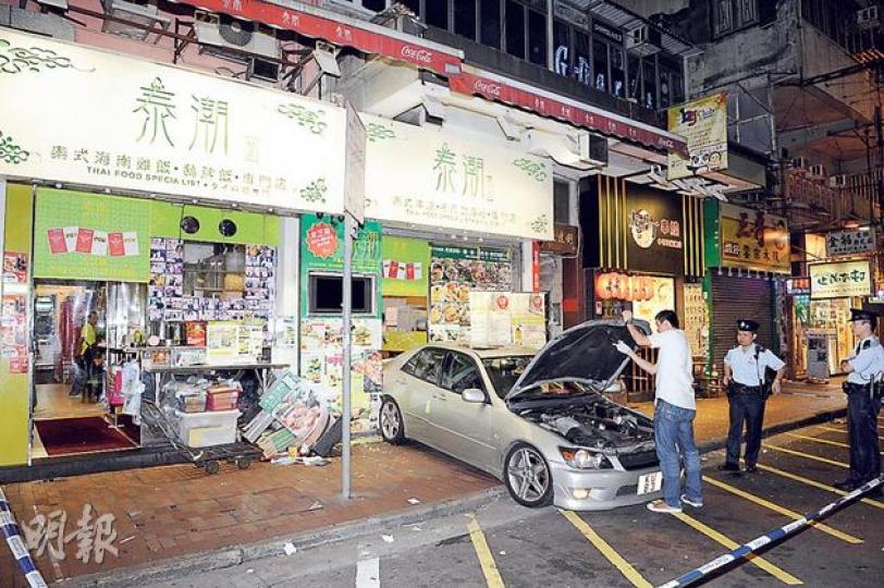 獲「米芝蓮車胎人美食榜」推介的泰國菜館,遭狂徒倒車撞毁大門,玻璃碎片散滿一地,事件中無人受傷,警方封鎖現場調查。(蔡方山攝) 獲「米芝蓮車胎人美食榜」推介的泰國菜館,遭狂徒倒車撞毁大門,玻璃碎片散滿一地,事件中無人受傷,警方封鎖現場調查。(蔡方山攝)
