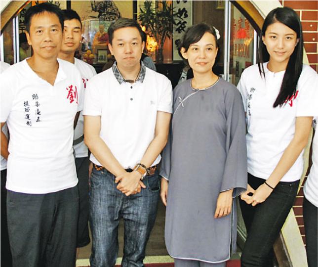 翁靜晶(右二)與亡夫劉家良的大兒子劉永強(左二)、弟子冼國林(左一)及陳嘉桓(右一)都甚記掛師父生前逸事。(攝影/記者﹕柯美) 翁靜晶(右二)與亡夫劉家良的大兒子劉永強(左二)、弟子冼國林(左一)及陳嘉桓(右一)都甚記掛師父生前逸事。(攝影/記者﹕柯美)