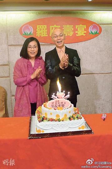 阿姐一身桃紅色,與家英哥慶祝生日。(微博圖片) 阿姐一身桃紅色,與家英哥慶祝生日。(微博圖片)