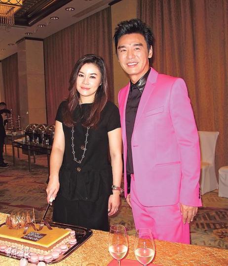 B哥在澳門為女友范姜慶生,兩人透露明年正式結婚。(攝影/記者﹕林蘊兒)范姜戴上B哥送贈的5卡鑽戒。(攝影/記者﹕林蘊兒) B哥在澳門為女友范姜慶生,兩人透露明年正式結婚。(攝影/記者﹕林蘊兒)范姜戴上B哥送贈的5卡鑽戒。(攝影/記者﹕林蘊兒)