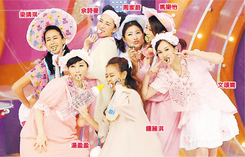 佘詩曼率領一眾好姊妹玩《獎門人》,並齊齊以BB造型出現。(攝影/記者:林祖傑)佘詩曼被罰吃辣辣壽司想搵金剛幫手,但被名草有主的金剛拒絕了。(攝影/記者:林祖傑)馬德鐘與佘詩曼玩啜乒乓波好投入。(攝影/記者:林祖傑)曾志偉胸襲梁烈唯,羅仲謙則露出痛苦表情,似乎也遇襲了。(攝影/記者:林祖傑)洪天明抱起老婆周家蔚時好似甚吃力。(攝影/記者:林祖傑) 佘詩曼率領一眾好姊妹玩《獎門人》,並齊齊以BB造型出現。(攝影/記者:林祖傑)佘詩曼被罰吃辣辣壽司想搵金剛幫手,但被名草有主的金剛拒絕了。(攝影/記者:林祖傑)馬德鐘與佘詩曼玩啜乒乓波好投入。(攝影/記者:林祖傑)曾志偉胸襲梁烈唯,羅仲謙則露出痛苦表情,似乎也遇襲了。(攝影/記者:林祖傑)洪天明抱起老婆周家蔚時好似甚吃力。(攝影/記者:林祖傑)