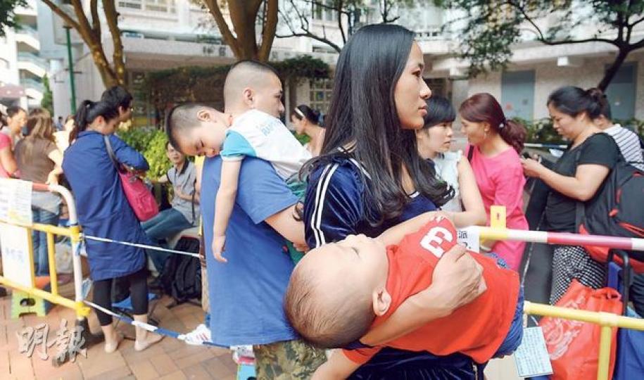 粉嶺景盛幼稚園外,昨日有逾百家長排隊,部分家長抱着小童長時間呆等,孩子顯得很疲累,伏在父母懷裏休息。記者現場觀察,大部分為居住深圳的雙非學童家長,他們還要待多一晚通宵,今早才能索表。(余俊亮攝)鳳溪幼稚園門外逾250人用籌號霸位,有人以子女回鄉證或身分證副本等個人證明,加上編號貼在校外牆壁當作排隊,「隊伍」伸延至附近天橋。(余俊亮攝) 粉嶺景盛幼稚園外,昨日有逾百家長排隊,部分家長抱着小童長時間呆等,孩子顯得很疲累,伏在父母懷裏休息。記者現場觀察,大部分為居住深圳的雙非學童家長,他們還要待多一晚通宵,今早才能索表。(余俊亮攝)鳳溪幼稚園門外逾250人用籌號霸位,有人以子女回鄉證或身分證副本等個人證明,加上編號貼在校外牆壁當作排隊,「隊伍」伸延至附近天橋。(余俊亮攝)