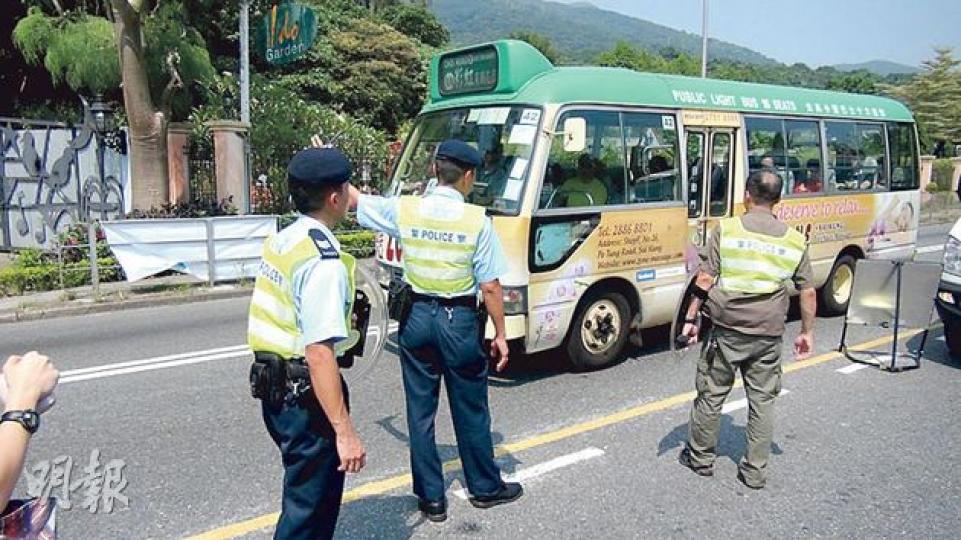 警員手持盾牌在西貢公路設置路障,檢查行經車輛,搜捕在逃竊匪。(林智傑攝)發現竊匪的外籍家傭Judilla,一度被匪徒持刀架頸,又封口綁手,事後猶有餘悸。(林智傑攝)穿綠色帆布鞋、連環爆竊村屋的馮姓蛇匪,被捕後黑布蒙頭、綁在擔架牀送院檢查。(林智傑攝) 警員手持盾牌在西貢公路設置路障,檢查行經車輛,搜捕在逃竊匪。(林智傑攝)發現竊匪的外籍家傭Judilla,一度被匪徒持刀架頸,又封口綁手,事後猶有餘悸。(林智傑攝)穿綠色帆布鞋、連環爆竊村屋的馮姓蛇匪,被捕後黑布蒙頭、綁在擔架牀送院檢查。(林智傑攝)