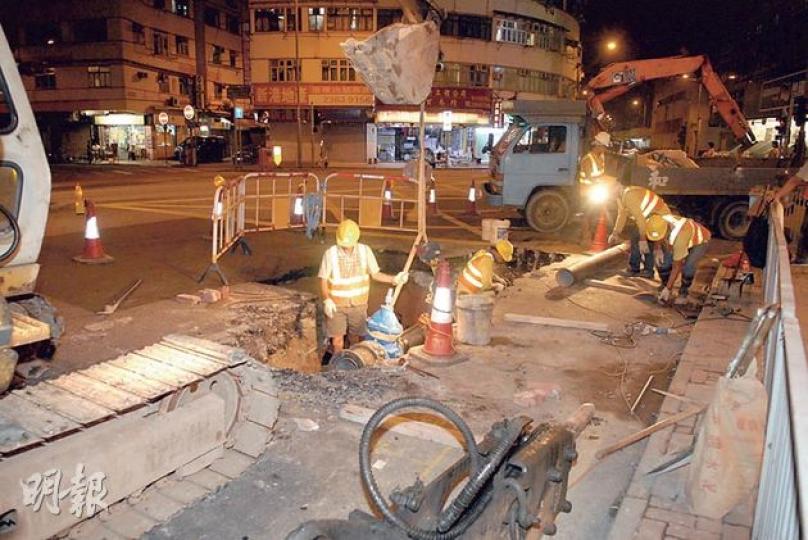 水務署工人昨在土瓜灣道鹹水管爆裂的位置搶修,預計渠務署將在稍後接手維修同樣破損的排污渠,其間或需全線封閉土瓜灣道南行一段。(伍浦鋒攝) 水務署工人昨在土瓜灣道鹹水管爆裂的位置搶修,預計渠務署將在稍後接手維修同樣破損的排污渠,其間或需全線封閉土瓜灣道南行一段。(伍浦鋒攝)