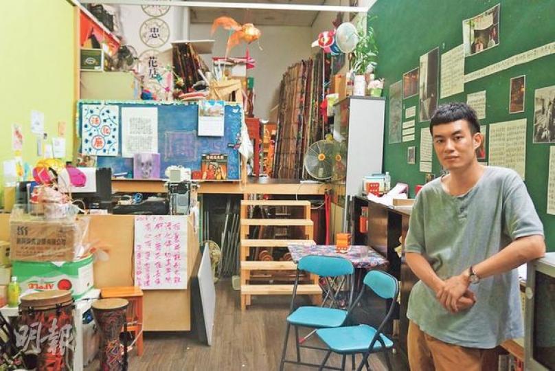 油麻地上海街活化廳不獲藝發局續約,上月30日約滿及被駁回上訴,負責人李俊峰(圖)說,現時無法找到地方搬遷,將收集街坊簽名聯署要求安置,並計劃舉行展覽回顧活化廳4年地區點滴。(余瑋攝) 油麻地上海街活化廳不獲藝發局續約,上月30日約滿及被駁回上訴,負責人李俊峰(圖)說,現時無法找到地方搬遷,將收集街坊簽名聯署要求安置,並計劃舉行展覽回顧活化廳4年地區點滴。(余瑋攝)