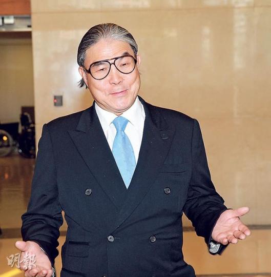 霍震霆以往見到記者,只會嚴肅談有關運動的話題,當他準備榮升爺爺之後,卻變得笑笑口講孫兒,果然冧到爆。(攝影﹕娛樂組)賭王鼓勵與四太梁安琪所生的超欣(左)、超盈能發揮所長。(攝影﹕娛樂組)周國豐與太太Jenny(右一)很痛惜兒子,周譚月清(左二)一樣惜晒乖孫。(攝影﹕娛樂組)蔡李惠莉年底娶新抱,相信定必催促蔡加讚與汪圓圓快些生BB。(攝影﹕娛樂組) 霍震霆以往見到記者,只會嚴肅談有關運動的話題,當他準備榮升爺爺之後,卻變得笑笑口講孫兒,果然冧到爆。(攝影﹕娛樂組)賭王鼓勵與四太梁安琪所生的超欣(左)、超盈能發揮所長。(攝影﹕娛樂組)周國豐與太太Jenny(右一)很痛惜兒子,周譚月清(左二)一樣惜晒乖孫。(攝影﹕娛樂組)蔡李惠莉年底娶新抱,相信定必催促蔡加讚與汪圓圓快些生BB。(攝影﹕娛樂組)