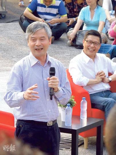 北大教授賀衛方(左)到中文大學演講,組織者是「佔領中環」發起人陳健民(右)。(明報記者攝) 北大教授賀衛方(左)到中文大學演講,組織者是「佔領中環」發起人陳健民(右)。(明報記者攝)
