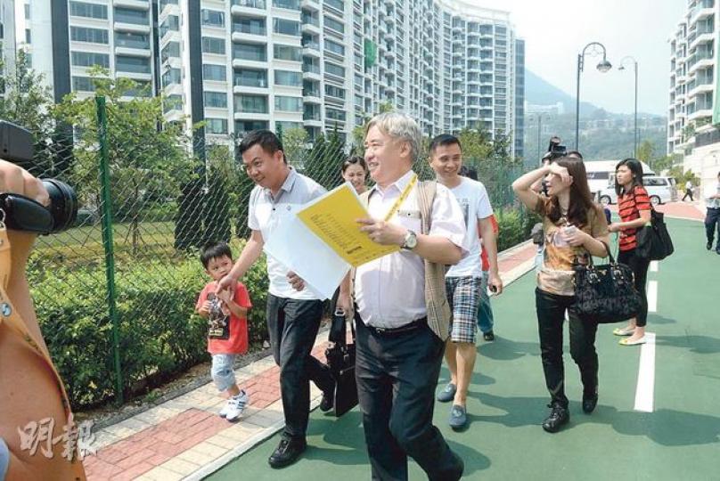 大埔海鑽首日開售,項目首日沽出29伙,佔可售單位約六成,套現逾6億元,現場所見,買家以本地用家為主,只有兩名內地買家各買1伙。(陳淑安攝) 大埔海鑽首日開售,項目首日沽出29伙,佔可售單位約六成,套現逾6億元,現場所見,買家以本地用家為主,只有兩名內地買家各買1伙。(陳淑安攝)