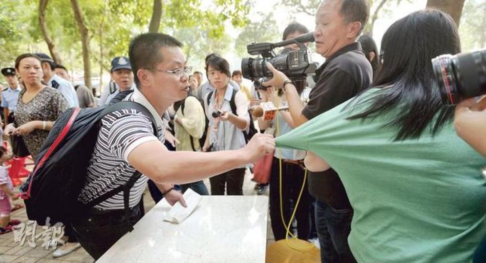 原定今日派發1000份入學申請表的上水惠州幼稚園,昨午先派500個籌疏導校外人龍,籌迅速派光後,有未能取籌的男子拉扯學校女職員衣袖。他接受訪問時自稱來自內地。(余俊亮攝) 原定今日派發1000份入學申請表的上水惠州幼稚園,昨午先派500個籌疏導校外人龍,籌迅速派光後,有未能取籌的男子拉扯學校女職員衣袖。他接受訪問時自稱來自內地。(余俊亮攝)
