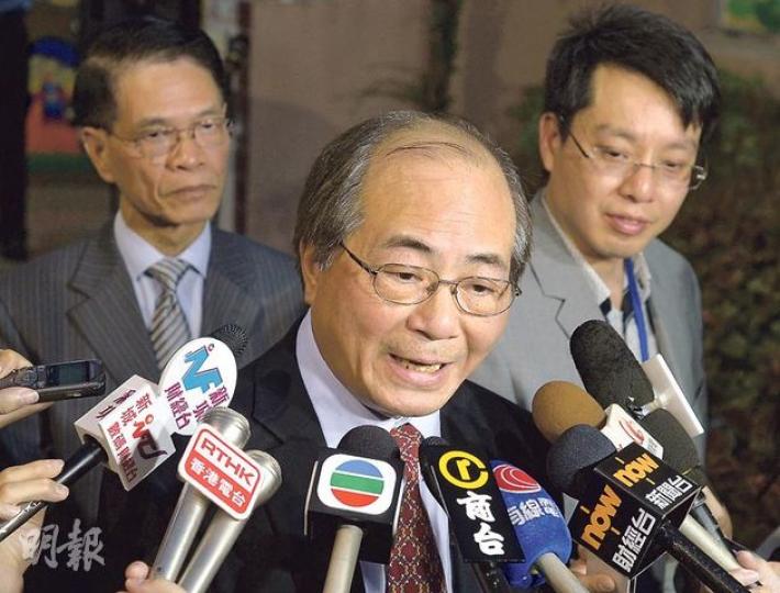 教育局長吳克儉(中)昨巡視上水鳳溪幼稚園後表示,局方接觸了30間北區的幼稚園,只3數間出現派表引起的排隊情况,又指網上報名分發表格可便利各方。左為鳳溪幼稚園校監廖子良。(余俊亮攝) 教育局長吳克儉(中)昨巡視上水鳳溪幼稚園後表示,局方接觸了30間北區的幼稚園,只3數間出現派表引起的排隊情况,又指網上報名分發表格可便利各方。左為鳳溪幼稚園校監廖子良。(余俊亮攝)