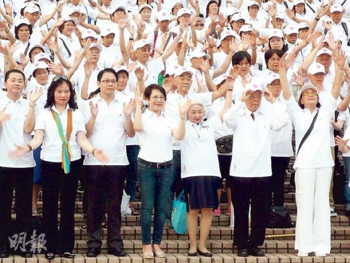 前律政司長梁愛詩噚日(右三)出席一個為癌症病人籌款嘅活動,佢做手語時仲拗埋腰,真係好落力呀。(楊康琪攝) 前律政司長梁愛詩噚日(右三)出席一個為癌症病人籌款嘅活動,佢做手語時仲拗埋腰,真係好落力呀。(楊康琪攝)