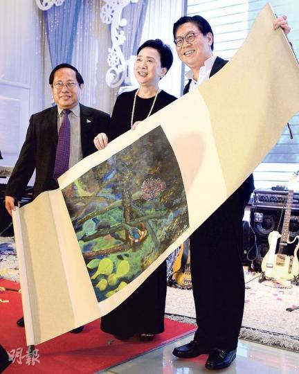 前財經事務及庫務局長馬時亨(右)用30萬元買國寶級畫家黃永玉嘅《花鳥》。民主黨主席劉慧卿(中)同前主席何俊仁(左)親自移交。(葉家豪攝)平機會主席周一嶽(右一)以前做食衛局長時,以一曲《忘不了你》令人難忘,佢噚日喺民主黨黨慶亦不忘獻唱,仲同民主黨主席劉慧卿嘅親戚陳喜蓮(左一)合唱《月亮代表我的心》,仲獲藝人黃夏蕙(中)送玫瑰。不過佢對夏蕙姐獻花好似唔太習慣,仲以一句「有刺嘅」回應。(葉家豪攝) 前財經事務及庫務局長馬時亨(右)用30萬元買國寶級畫家黃永玉嘅《花鳥》。民主黨主席劉慧卿(中)同前主席何俊仁(左)親自移交。(葉家豪攝)平機會主席周一嶽(右一)以前做食衛局長時,以一曲《忘不了你》令人難忘,佢噚日喺民主黨黨慶亦不忘獻唱,仲同民主黨主席劉慧卿嘅親戚陳喜蓮(左一)合唱《月亮代表我的心》,仲獲藝人黃夏蕙(中)送玫瑰。不過佢對夏蕙姐獻花好似唔太習慣,仲以一句「有刺嘅」回應。(葉家豪攝)