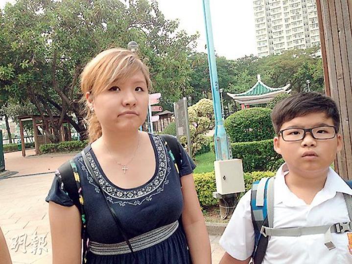 一名家長得悉發生「拖手事件」後,昨日親自往學校接兒子放學以策安全。(林智傑攝)民生書院小學昨加強放學保安,除校門增加老師駐守,保母車司機亦「落地」觀察環境及協助點名。(林智傑攝) 一名家長得悉發生「拖手事件」後,昨日親自往學校接兒子放學以策安全。(林智傑攝)民生書院小學昨加強放學保安,除校門增加老師駐守,保母車司機亦「落地」觀察環境及協助點名。(林智傑攝)