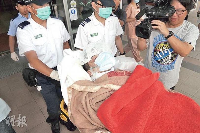 遭胞兄淋通渠水灼傷面部及上半身的男子,經初步治理後需轉送瑪麗醫院留醫,情况嚴重。(湯俊彥攝) 遭胞兄淋通渠水灼傷面部及上半身的男子,經初步治理後需轉送瑪麗醫院留醫,情况嚴重。(湯俊彥攝)