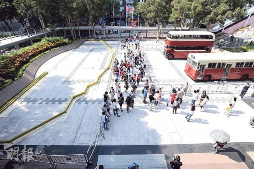 科學館下層地面廣場現已劃出空位(黃色欄杆內),準備展出長30米、高10米的機械炳靈大夏巨龍。(葉家豪攝) 科學館下層地面廣場現已劃出空位(黃色欄杆內),準備展出長30米、高10米的機械炳靈大夏巨龍。(葉家豪攝)