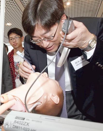 食物及衛生局長高永文否認醫管局隱瞞惡菌疫情,又指伊院大規模查驗「不是輕易的一步」,呼籲社會給予聯網一兩個月控制疫情。圖為他昨日出席醫專20周年活動。(李紹昌攝) 食物及衛生局長高永文否認醫管局隱瞞惡菌疫情,又指伊院大規模查驗「不是輕易的一步」,呼籲社會給予聯網一兩個月控制疫情。圖為他昨日出席醫專20周年活動。(李紹昌攝)
