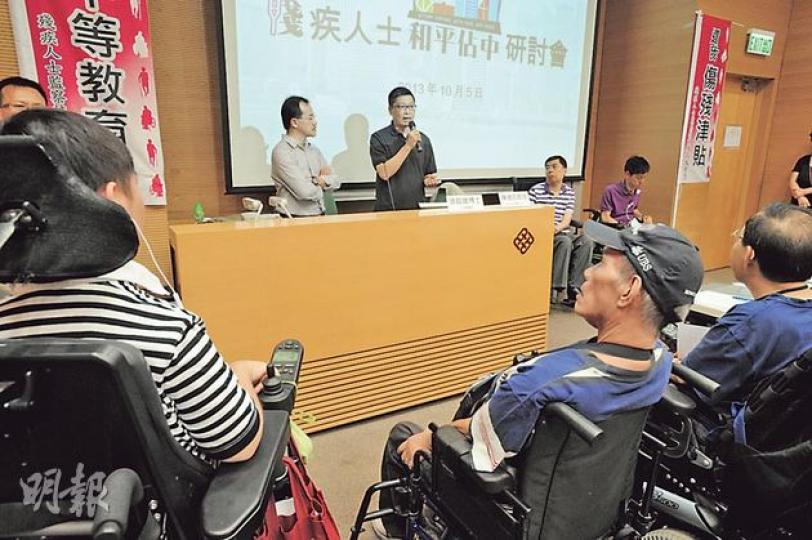 一班殘疾人士參與佔中研討會,有肌肉萎縮症患者指不少病友於生命較後階段要用呼吸機,每年有200至300人需政府資助,但多年和官員商討,對方只說很同情,沒人幫手,認為要靠佔中爭取普選特首,才能爭取到應有權利。(尹錦恩攝) 一班殘疾人士參與佔中研討會,有肌肉萎縮症患者指不少病友於生命較後階段要用呼吸機,每年有200至300人需政府資助,但多年和官員商討,對方只說很同情,沒人幫手,認為要靠佔中爭取普選特首,才能爭取到應有權利。(尹錦恩攝)
