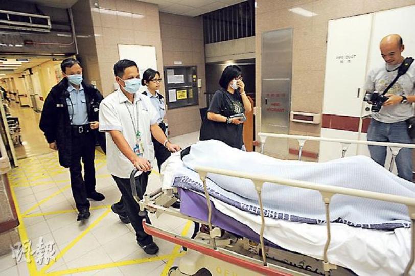 涉嫌殺嬰的19歲少女,被捕後送院檢驗。(樊銳昌攝) 涉嫌殺嬰的19歲少女,被捕後送院檢驗。(樊銳昌攝)