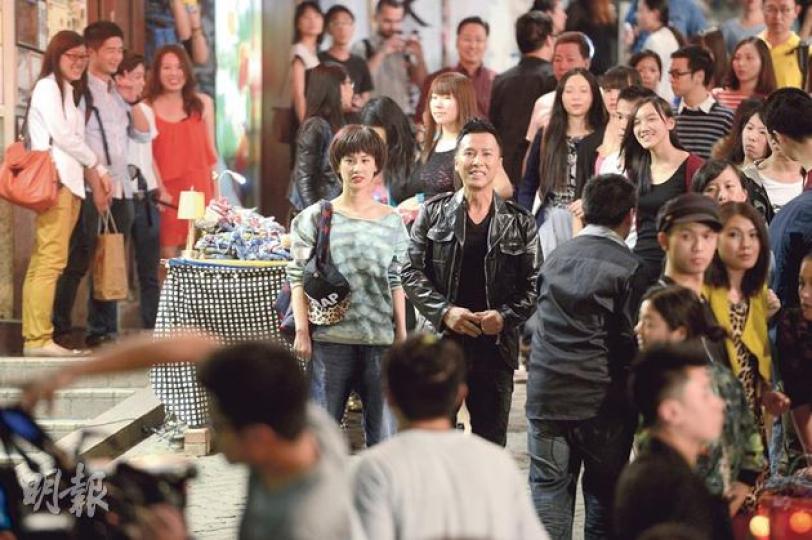 甄子丹與黃聖依在鬧市為《3D冰封俠》趕工。(攝影/記者:劉永銳、黃梓烜)甄子丹誠心上香祈求拍攝順利。(攝影/記者:劉永銳、黃梓烜)甄子丹應外籍粉絲要求合照。(攝影/記者:劉永銳、黃梓烜)陳奐仁與太太去探班,可惜碰不到甄子丹。(攝影/記者:劉永銳、黃梓烜) 甄子丹與黃聖依在鬧市為《3D冰封俠》趕工。(攝影/記者:劉永銳、黃梓烜)甄子丹誠心上香祈求拍攝順利。(攝影/記者:劉永銳、黃梓烜)甄子丹應外籍粉絲要求合照。(攝影/記者:劉永銳、黃梓烜)陳奐仁與太太去探班,可惜碰不到甄子丹。(攝影/記者:劉永銳、黃梓烜)