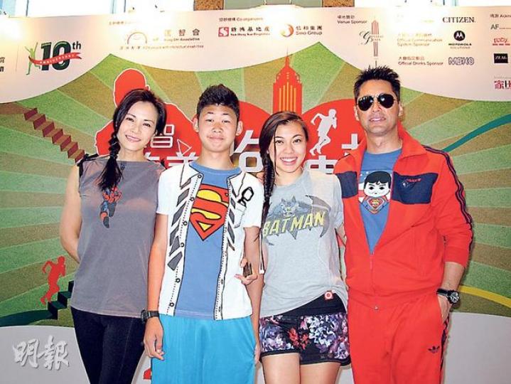 王敏德與太太馬詩慧聯同一對子女參加慈善跑樓梯大賽。(攝影/記者﹕柯美) 王敏德與太太馬詩慧聯同一對子女參加慈善跑樓梯大賽。(攝影/記者﹕柯美)