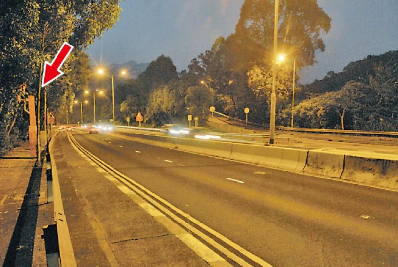 西貢公路昨早有單車隊以時速70公里行駛,被公路旁的偵速攝影機(箭嘴示)「影快相」。(伍浦鋒攝)持有車牌的單車手劉先生表示,西貢公路路斜車多,不適合單車行駛,以往曾見單車與汽車爭路,險象環生。(伍浦鋒攝) 西貢公路昨早有單車隊以時速70公里行駛,被公路旁的偵速攝影機(箭嘴示)「影快相」。(伍浦鋒攝)持有車牌的單車手劉先生表示,西貢公路路斜車多,不適合單車行駛,以往曾見單車與汽車爭路,險象環生。(伍浦鋒攝)