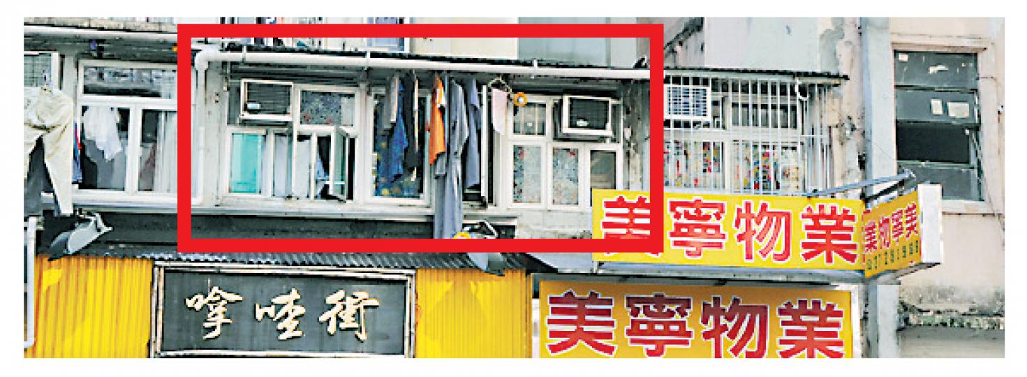 在起火單位附近的順寧道仁順大廈1樓向街單位，用鋅鐵板在平台搭建兩間睡房（紅框示），戶主周先生稱，1980年買入單位時平台已被圍封，只是自用，不擔心像劏房那樣有危險。（楊德銘攝）