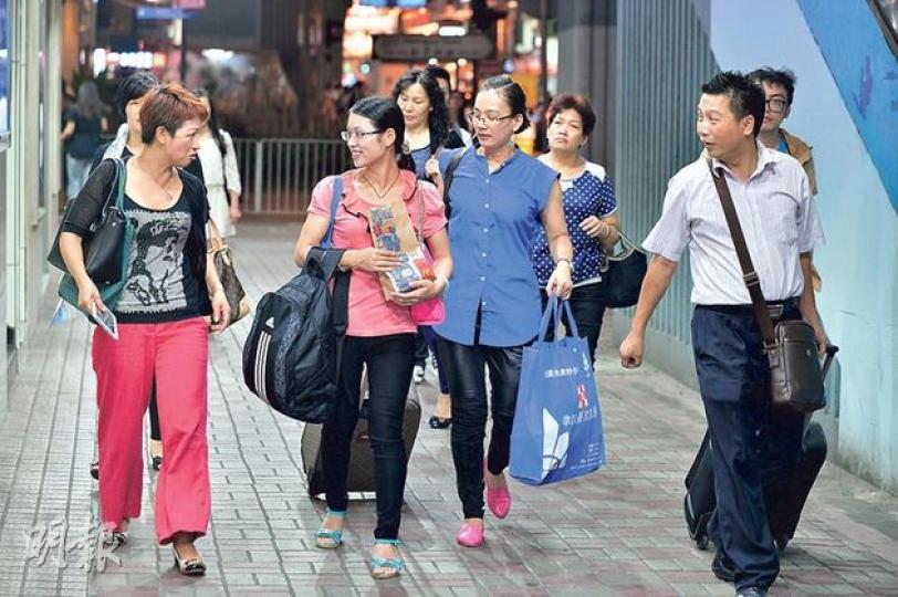 內地實施《旅遊法》打擊廉價購物團，致十一黃金周隨團來港的內地客減少，但另一邊廂自由行旅客穩定增加，令整體旅客人次仍錄得升幅。圖為一批自由行旅客在銅鑼灣區購物。（鄧宗弘攝）