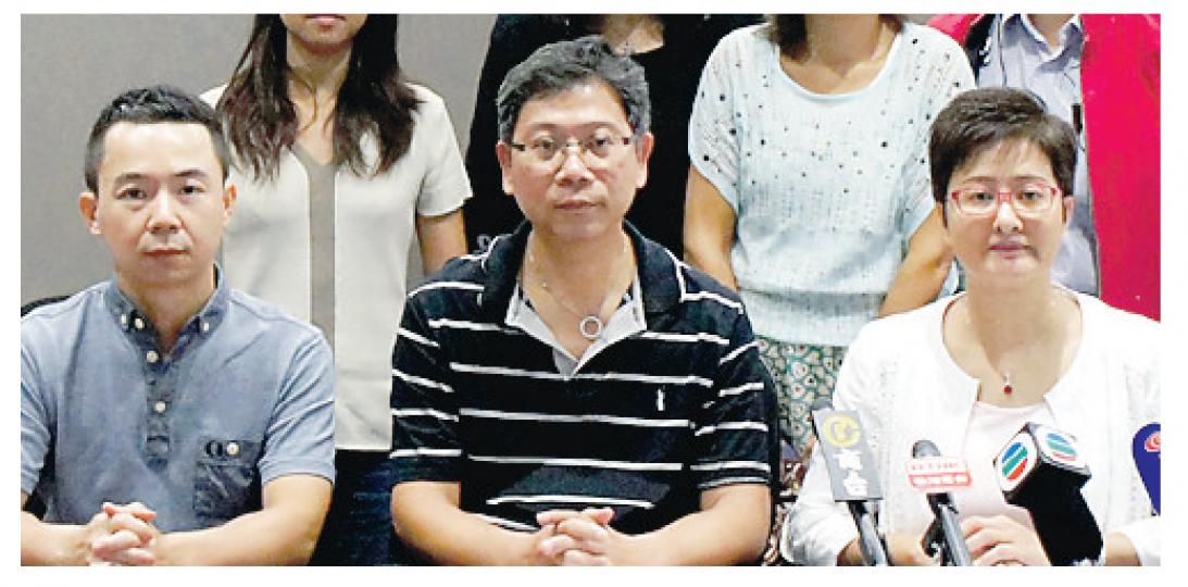 民主黨立法會議員黃碧雲(右)及各界關注骨灰龕法案大聯盟召集人謝世傑(中)表示,違規龕場擾民,且無從監管,期望政府盡早立法。(梁杏怡攝) 民主黨立法會議員黃碧雲(右)及各界關注骨灰龕法案大聯盟召集人謝世傑(中)表示,違規龕場擾民,且無從監管,期望政府盡早立法。(梁杏怡攝)