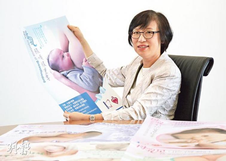 食物及衛生局副局長陳肇始指黃金周出現搶購奶粉潮,呼籲媽媽改以母乳餵哺。醫管局8間產科醫院未來5年參加「愛嬰醫院」認證,伊利沙伯、瑪麗和廣華3院明年首批參加。(林俊源攝) 食物及衛生局副局長陳肇始指黃金周出現搶購奶粉潮,呼籲媽媽改以母乳餵哺。醫管局8間產科醫院未來5年參加「愛嬰醫院」認證,伊利沙伯、瑪麗和廣華3院明年首批參加。(林俊源攝)
