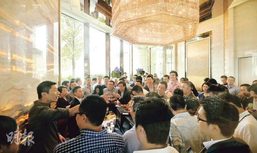 天璽雖為貨尾盤，現時餘下的約300個單位，以平均售價約3000萬元計，總額亦約達90億元。代理餓盤已久，昨日紛紛到天璽現樓大堂會見發展商及索取價單。（余俊亮攝）