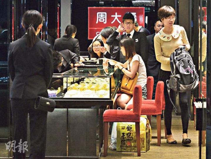 黃金周首5天來港內地旅客將近80萬人次,較去年同期增加16%,主打中價產品的商戶,最受惠於自由行遊客增長。圖為周大福的分店。(鄧宗弘攝) 黃金周首5天來港內地旅客將近80萬人次,較去年同期增加16%,主打中價產品的商戶,最受惠於自由行遊客增長。圖為周大福的分店。(鄧宗弘攝)
