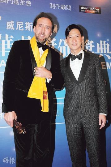 尼古拉斯基治與張家輝惺惺相惜。（攝影：孫華中）林峯手捧「中國最佳電視劇男演員」獎，開心之情不言而喻。（攝影：孫華中）性感現身的陳法拉昨晚接受有線訪問，沒有再要求對方除咪牌（圓圖）。（攝影：孫華中）阿嬌挽着黃秋生進場。（攝影：孫華中）Avril Lavigne與丈夫Chad Kroeger以情侶裝拍拖出席頒獎禮。（攝影：孫華中）劉曉慶以Pink Lady造型亮相。（攝影：孫華中）少女時代的Jessica身穿白色長裙，清純中不失性感。（攝影：孫華中）鍾麗緹風騷送飛吻。（攝影：孫華中）孟瑤大曬事業線，