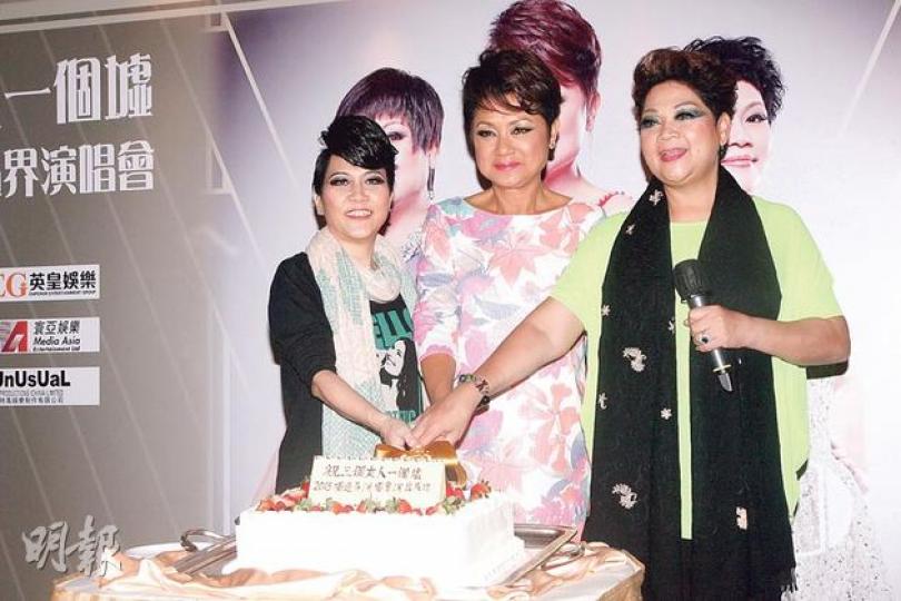 陳潔靈、葉麗儀與肥媽切蛋糕賀演出順利完成兼慶祝葉麗儀生日。（攝影/記者：林祖傑）肥媽獲老公送花兼惜惜，暖在心頭。（攝影/記者：林祖傑）