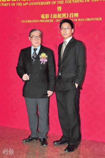 霍震霆偕兒子霍啓山（右）出席國慶活動，他表示郭晶晶健康良好。（攝影：梁迺楠）彭丹認為穿得性感出席國慶活動並無問題。（攝影：梁迺楠）