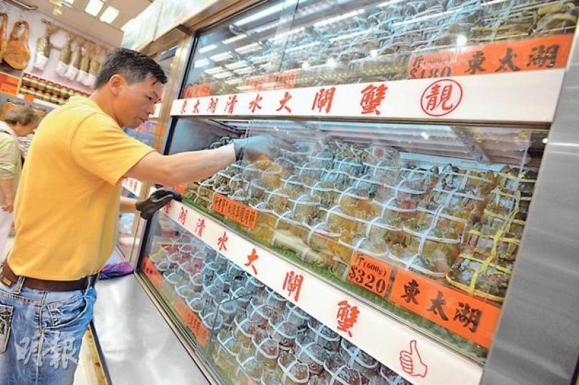 又到一年一度的食蟹季，有香港代理商稱今年天氣過熱，影響大閘蟹產量，入貨價比往年升逾一成，入貨仍持觀望態度，以免到時成手「蟹貨」，本港市民就暫時未有幸食到「平蟹」。（盧翊銘攝）