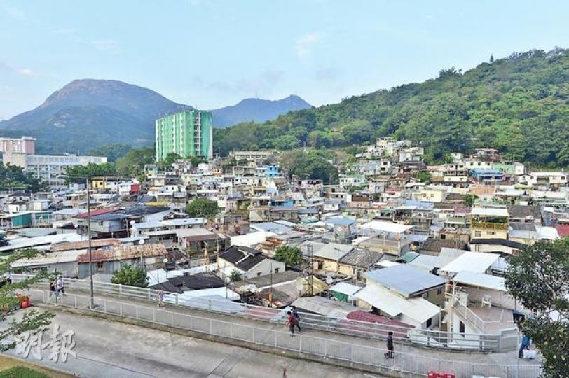 現有約2800名村民居住的薄扶林村，是唯一被列入歷史遺蹟監察名單的中國文化遺產。（鄧宗弘攝）薄扶林村內的李靈仙姐塔，高約5米，相傳是為紀念「李靈仙姐」替村民驅逐惡靈而建，估計已有近百年歷史，現時仍有祭祀活動。（鄧宗弘攝）