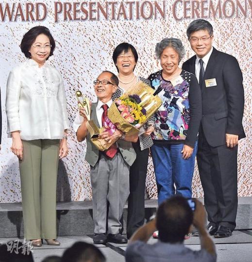 76歲的麥漢華（左二）因身形矮小，在生活中處處碰壁，他將歧視轉化為助人的動力，做義工服務弱勢社群40年，昨獲頒香港傑出義工獎。左一為特首夫人梁唐青儀。（鄧宗弘攝）
