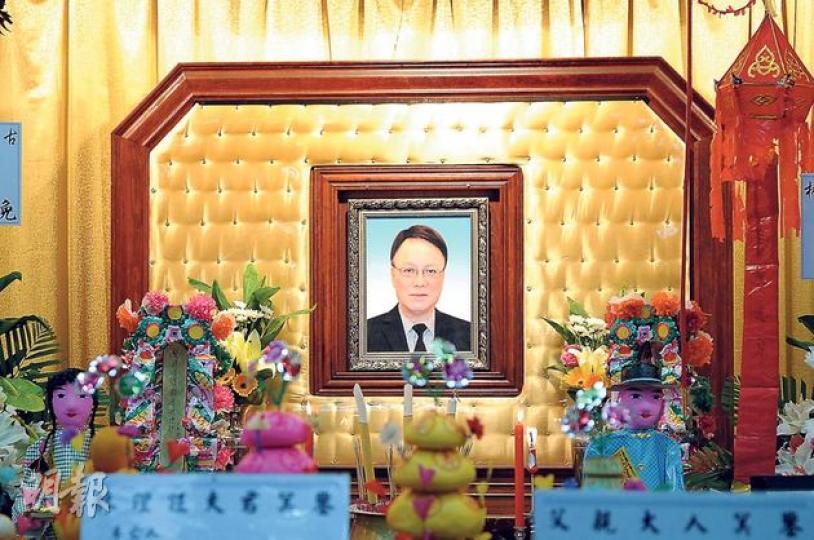 粵劇名伶林錦堂因心肌梗塞猝逝昨日設靈，終年65歲，令人惋惜。（攝影：鍾偉茵）林錦堂遺孀何嘉茵哭到眼腫，6歲兒子智軒亦甚乖巧。（攝影：鍾偉茵）林錦堂共育有三子，雖然同父異母，但昨日幼子智軒（中）與兩兄長全心為父打點喪禮，盡顯手足情。（攝影：鍾偉茵）林錦堂演繹過無數精彩角色。（攝影：鍾偉茵）林錦堂離世令梨園再失良才。（攝影：鍾偉茵）林錦堂在台上功架十足，深受戲迷歡迎。（攝影：鍾偉茵）林錦堂的紀念冊中，記載了他縱橫梨園50多年的藝術人生。（攝影：鍾偉茵）香港八和會館以輓詞追憶粵劇名伶林錦堂。（攝影：鍾