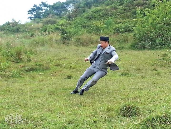 黎耀祥一身西裝造型拍攝節目巡禮，雖然要跑來跑去，但身手甚靈活。（攝影﹕娛樂組）相隔10年再騎馬，胡定欣坦言有點緊張。（攝影﹕娛樂組）