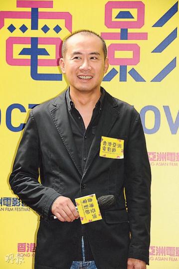 林小明表示約滿後已無再發行被指非法售賣的電影。（攝影﹕娛樂組）示威者在林小明公司樓下對開的鐵欄掛上橫額，要求林小明交代一切。（攝影﹕娛樂組）