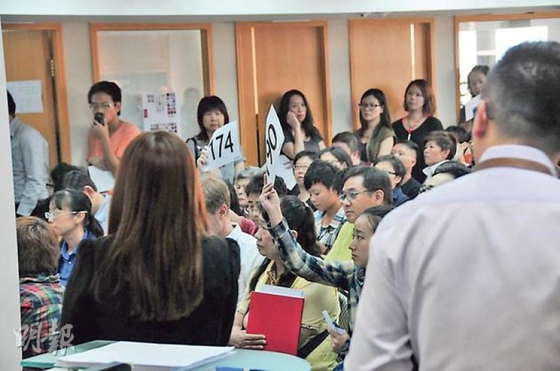 吳伯伯以500元投得木枱作為紀念。（攝影：娛樂組）
