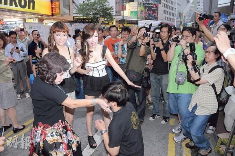 黃夏蕙與AD2在鬧市拍宣傳片，吸引大批途人圍觀。（攝影/記者：林祖傑）
