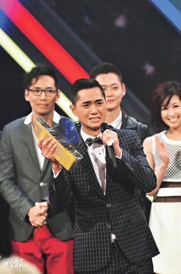 星夢終極歌王得票161,046票——鄭俊弘選唱《追》以大熱姿態下成為《星夢》歌王,完成舞台上的傳奇。(攝影:梁迺楠、鍾偉茵)鄭俊弘擁着母親(右),感觸能成為家人的驕傲,旁為他的家姐。(攝影:梁迺楠、鍾偉茵)樂壇校長向星夢歌王鄭俊弘頒獎兼訓話。(攝影:梁迺楠、鍾偉茵)亞軍42,136票——亞軍鄭世豪坦言能站在決賽台上已感到難得。(攝影:梁迺楠、鍾偉茵)第3名20,114票——季軍陳明恩能在舞台上演唱已感到滿足。(攝影:梁迺楠、鍾偉茵)第4名14,634票——姚兵的歌藝贏得觀眾喜愛,他昨晚表示要和老 星夢終極歌王得票161,046票——鄭俊弘選唱《追》以大熱姿態下成為《星夢》歌王,完成舞台上的傳奇。(攝影:梁迺楠、鍾偉茵)鄭俊弘擁着母親(右),感觸能成為家人的驕傲,旁為他的家姐。(攝影:梁迺楠、鍾偉茵)樂壇校長向星夢歌王鄭俊弘頒獎兼訓話。(攝影:梁迺楠、鍾偉茵)亞軍42,136票——亞軍鄭世豪坦言能站在決賽台上已感到難得。(攝影:梁迺楠、鍾偉茵)第3名20,114票——季軍陳明恩能在舞台上演唱已感到滿足。(攝影:梁迺楠、鍾偉茵)第4名14,634票——姚兵的歌藝贏得觀眾喜愛,他昨晚表示要和老