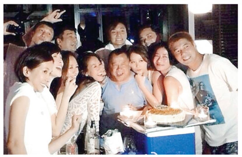 曾志偉今年60歲生日計劃吃喝玩樂慶祝，今站是拉隊到越南旅遊。（微博圖片）身穿三點式的湯盈盈擺出有如半空寫「大」字的甫士，對自己身材充滿自信。（微博圖片）湯盈盈、佘詩曼、姚樂怡、鍾麗淇、梁靖琪、周家蔚及文頌嫻齊齊以白Look示人，來個七美圖。（微博圖片）
