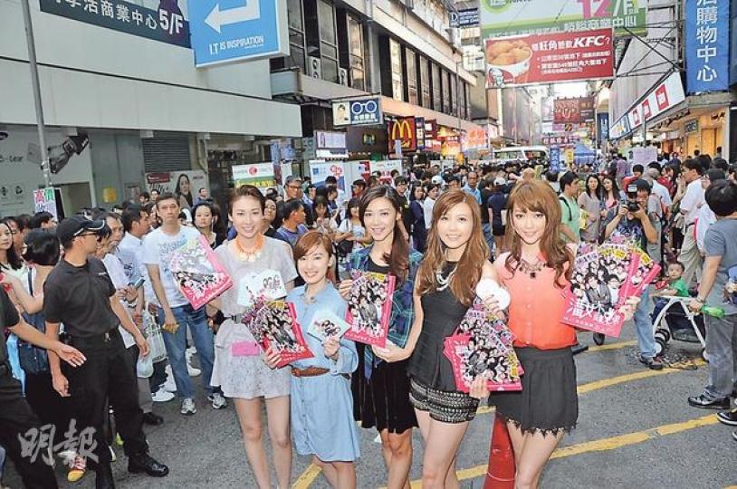 莊思敏(左起)、蔣家旻、倪晨曦、吳若希及連詩雅襲旺角鬧市宣傳新片,齊齊收起性感只騷長腿。(攝影:鍾偉茵) 莊思敏(左起)、蔣家旻、倪晨曦、吳若希及連詩雅襲旺角鬧市宣傳新片,齊齊收起性感只騷長腿。(攝影:鍾偉茵)