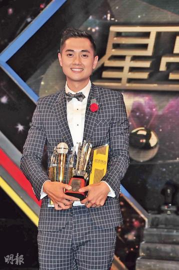 鄭俊弘奪得《星夢》冠軍，相信事業會更上一層樓。（攝影/記者：陳釗）半百粉絲守在電視城門外跟自己慶祝，令鄭俊弘十分感動。（攝影/記者：陳釗）鄭俊弘會將贏得的獎金獎品交給母親（左）處理，認真乖仔。（攝影/記者：陳釗）